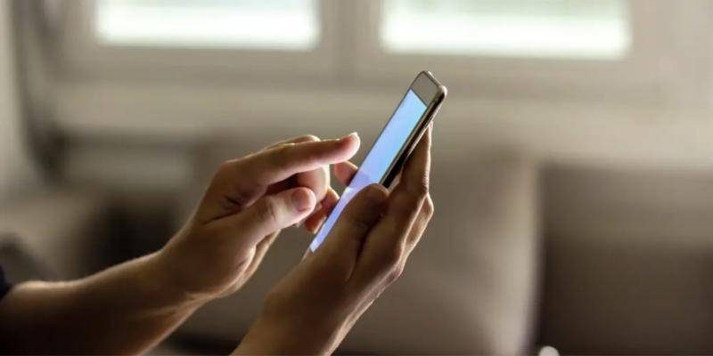 Uso excessivo de celular e dores nas mãos: como evitar lesões