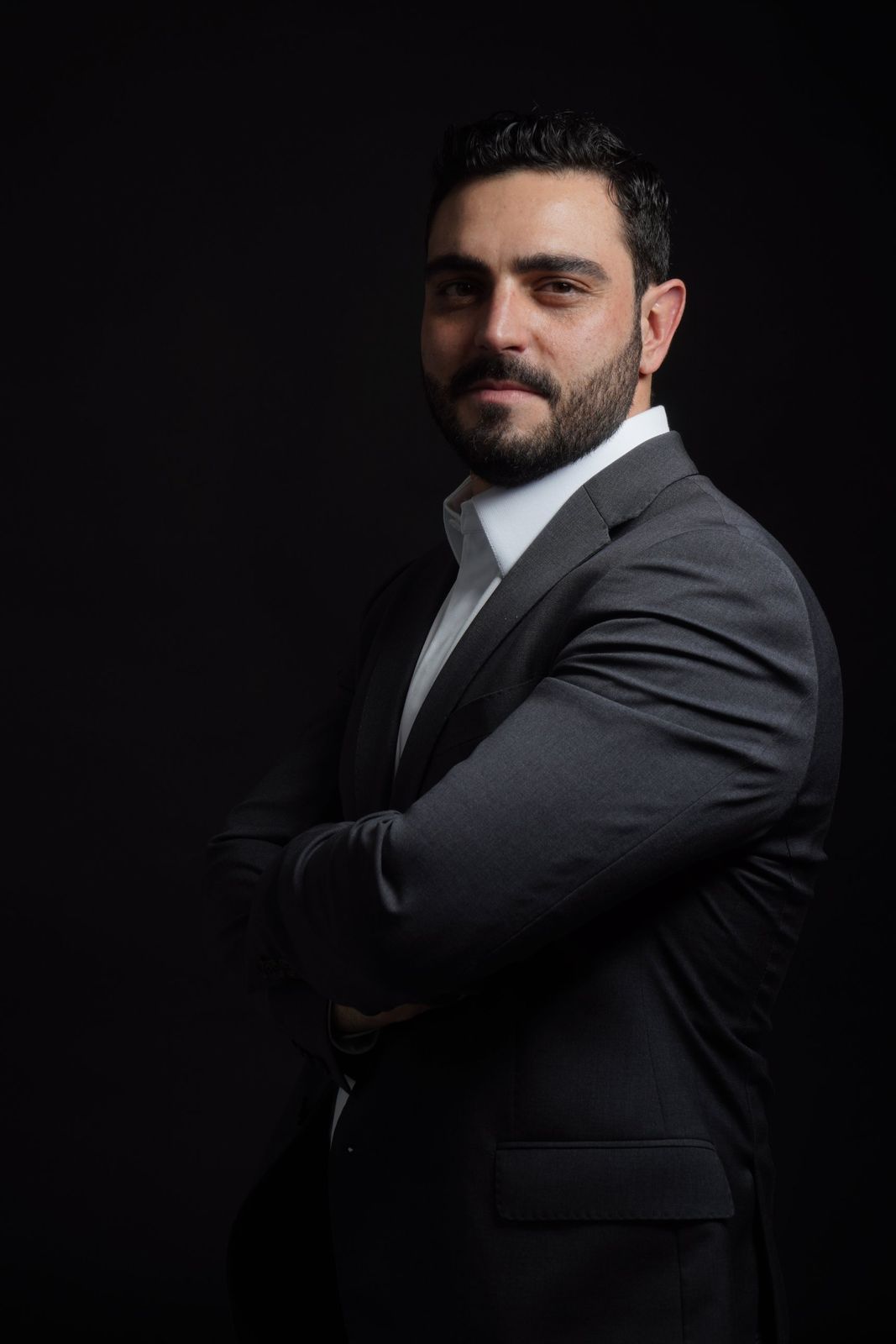 Dr. Henrique Figueiredo de terno, em retrato de perfil